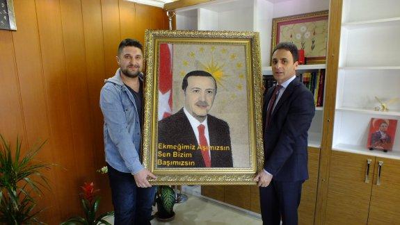 Necip Fazıl Kısakürek İmam Hatip Ortaokulu Öğretmeni Tolga İLETMİŞ, Milli Eğitim Müdürümüz Şener DOĞAN´a Cumhurbaşkanımız Recep Tayyip ERDOĞAN´ın portresini hediye etti.