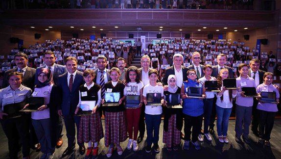 İlçe Milli Eğitim Müdürümüz Şener DOĞAN, Kocaeli Büyükşehir Belediyesi tarafından her sene 6. sınıflara verilen tablet dağıtım törenine katıldı.