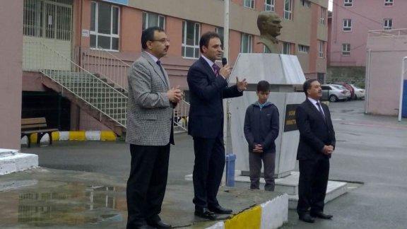 Gebze Kaymakamı Sayın Mustafa GÜLER ve İlçe Milli Eğitim Müdürümüz Şener DOĞAN, Gebze Anadolu İmam Hatip Lisesi´nde İstiklal Marşı törenine katıldı.
