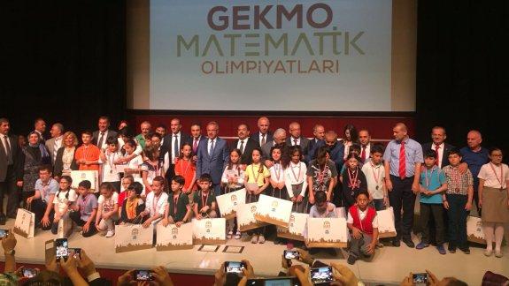 Gebze Emlak Konutları Ortaokulu´nun düzenlediği GEKMO Metematik Olimpiyatları ödül töreni Gebze Kültür Merkezinde yapıldı.