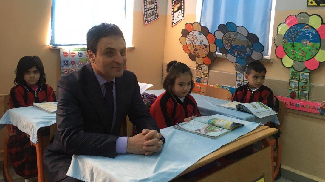 Kaymakamımız Mustafa GÜLER ve İlçe Milli Eğitim Müdürümüz Şener DOĞAN haftaya Şehit İlker Ağçay İlkokulu ziyaretiyle başladılar.