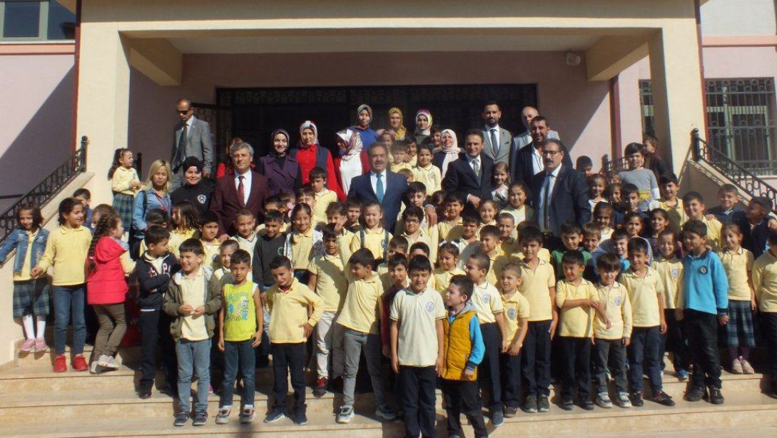 Kaymakamımız Mustafa GÜLER ve İlçe Milli Eğitim Müdürümüz Şener DOĞAN Şehit Polat Özbek İlkokulunda kütüphane açılışına katıldı.