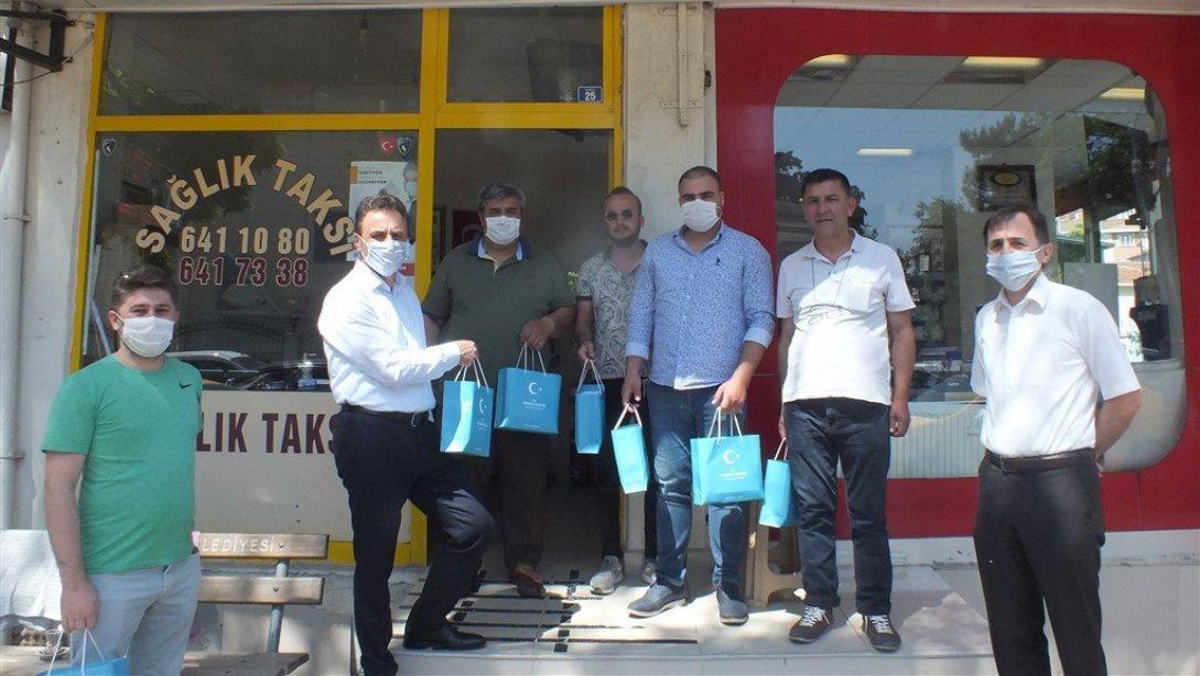 Taksici esnafımıza meslek liselerimizde ürettiğimiz maske ve dezenfektanlarımızı ilettik ve Valimiz Sn. Hüseyin Aksoy'un mektubunu takdim ettik.