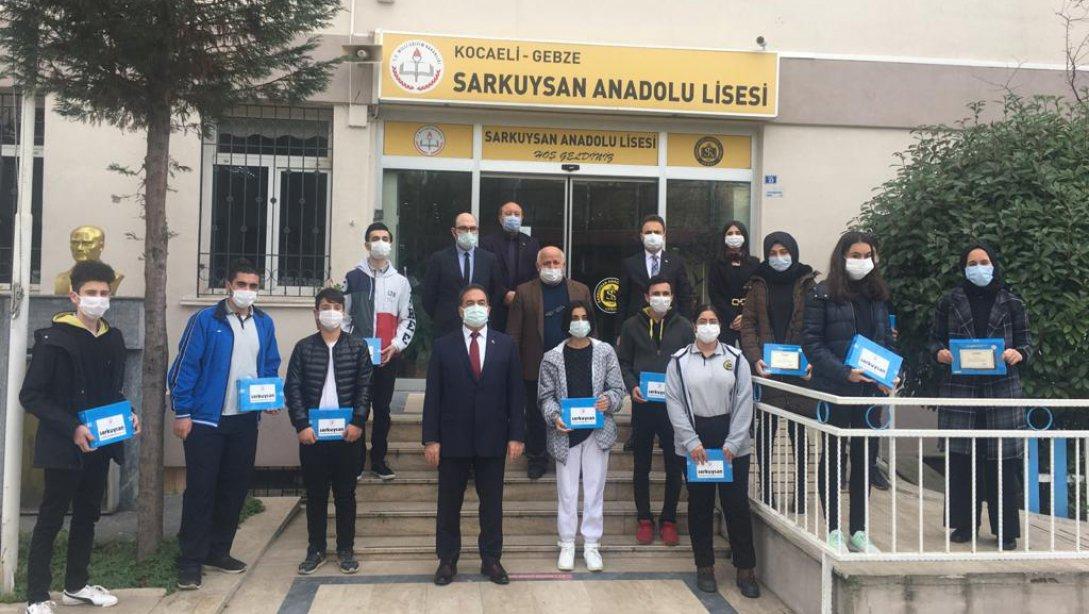 Sarkuysan AŞ tarafından Sarkuysan Anadolu Lisesi öğrencilerimize tablet dağıtımı yapıldı.