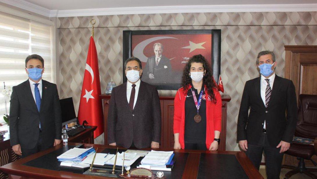 Fatih Sultan Mehmet Anadolu Lisesi Beden Eğitimi Öğretmeni Rabia KAYA Avrupa üçüncüsü oldu.