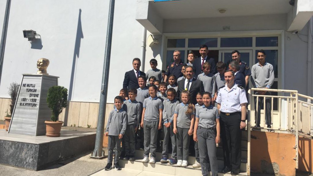 Kaymakamımız Mustafa GÜLER, İlçe Jandarma Komutanı Muharrem POYRAZOĞLU ve İlçe Milli Eğitim Müdürümüz Şener DOĞAN Kargalı İlk/Ortaokulumuzu ziyaret ettiler.