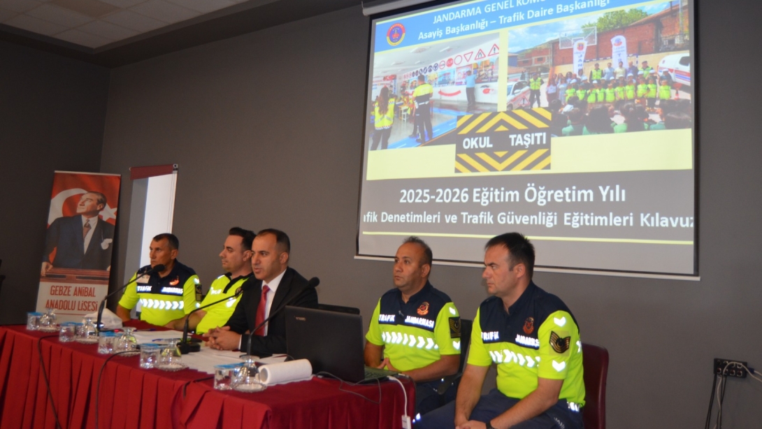 OKUL SERVİSLERİNDE GÖREVLİ SERVİS ŞOFÖRÜ VE REHBER PERSONELE EĞİTİM VERİLDİ